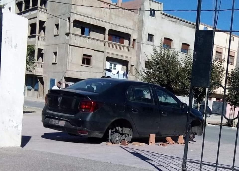 تم توثيقها بالصور ..تعرض سيارة قائد للسرقة