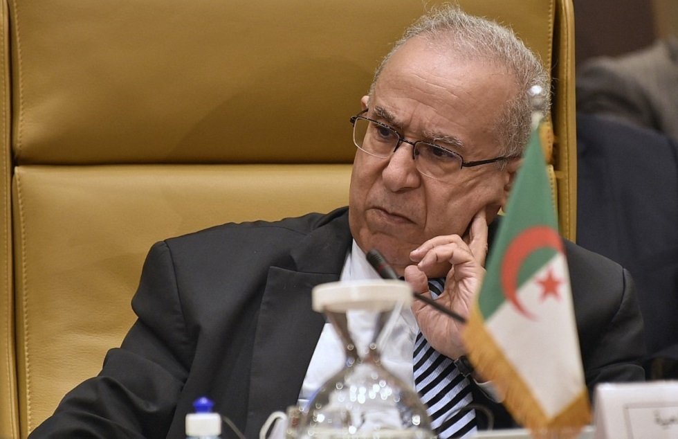 وا مصيبة مع هاذ الكابرانات ديال الجزائر  ..لعمامرة ما عندو تا موضوع يهضر عليه غير إدراج قضية الصحراء بأشغال القمة العربية بالجزائر مارس المقبل
