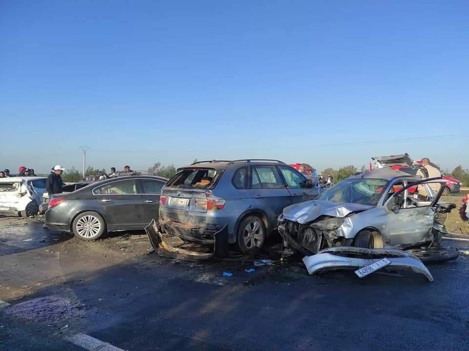 حادثة سير مميتة قتيل وجرح العشرات بالطريق السيار بين الرباط والقنيطرة..التفاصيل