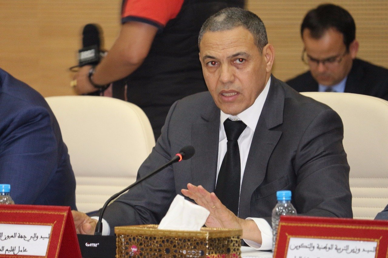 بحضور والي جهة العيون ..توقيع إتفاقية شراكة لتأهيل الطلبة في المجال القضائي