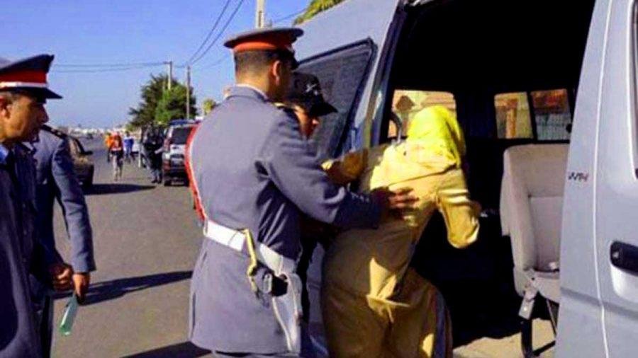 بسبب الغيرة .. فتاة تجهز على صديقها خلال جلسة خمرية