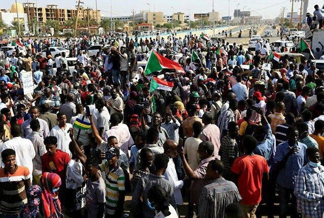 14 قتيلا في قمع المتظاهرين المناهضين للانقلاب في السودان