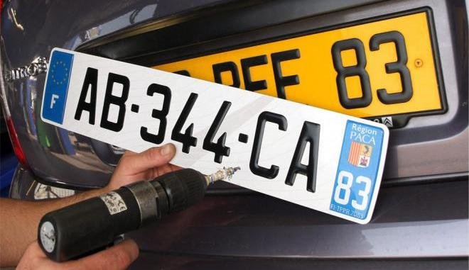 التحقيق مع شرطي بتهمة تزوير لوحات ترقيم سيارة وخيانة الأمانة