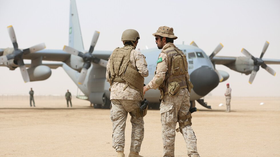 صحفي إسرائيلي: طائرة تحمل معدات عسكرية متجهة إلى السعودية تمر في إسرائيل