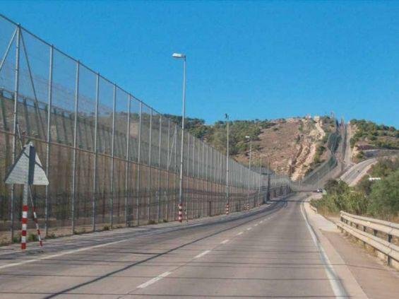 أمن المغرب وإسبانيا يمنعان حوالي 80 مغربيا من اقتحام سياج مليلية