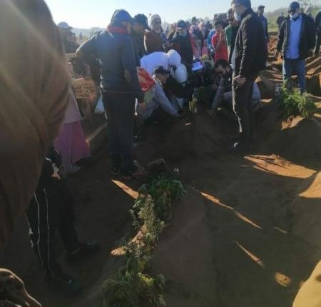 يا ربي السلامة … مشا يزور قبر والده سمع صوت صراخ و أنين من القبر