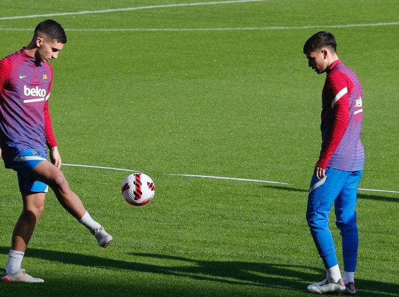 برشلونة يعلن إصابة توريس وبيدري بكورونا