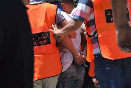 إيقاف خمسة أشخاص من بينهم موظفي شرطة للاشتباه في تورطهم بتزوير جوازات التلقيح