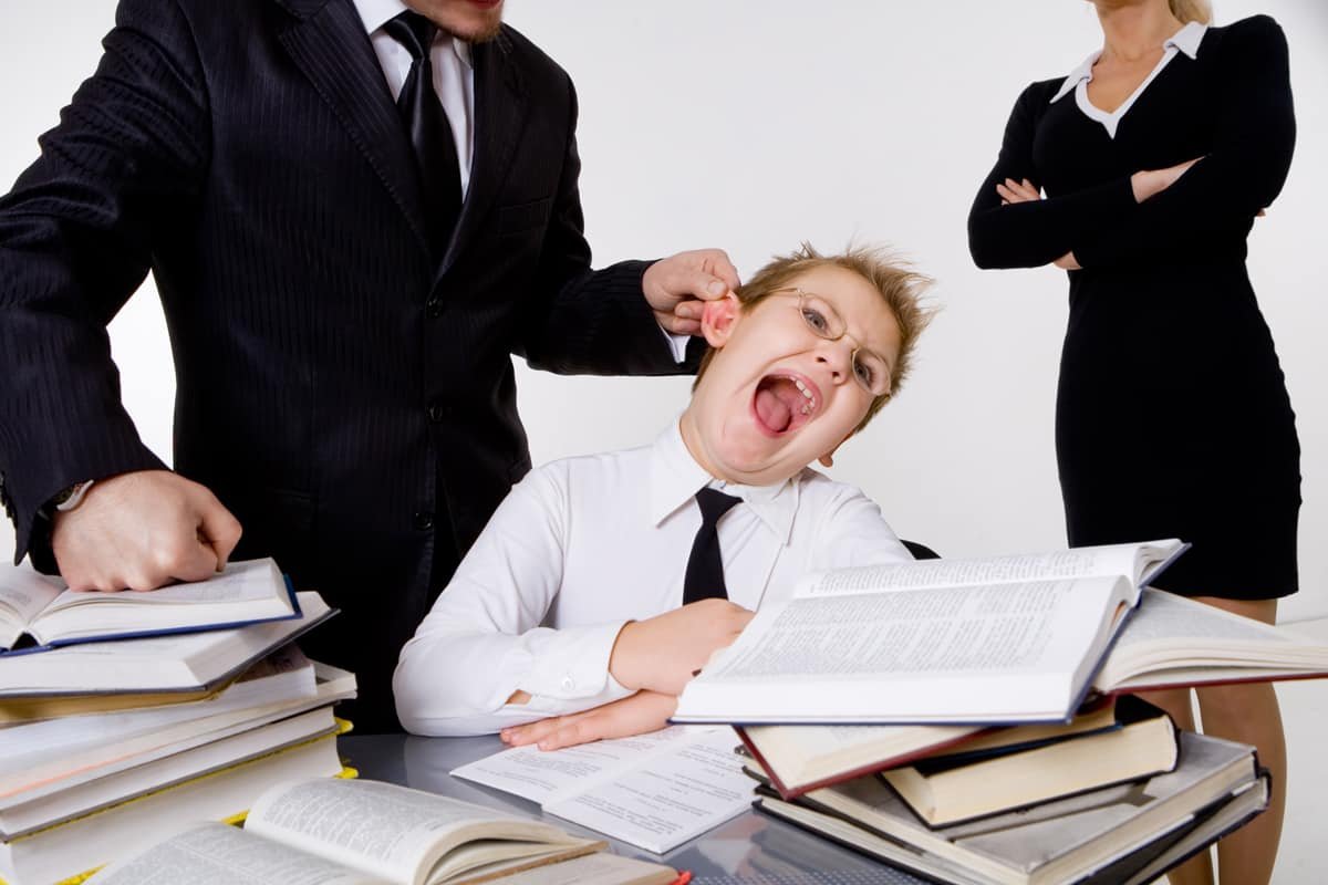 أستاذة تعنف تلميذا ببني ملال..والأمن يتدخل