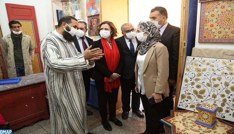 مراكش.. الوزيرة عمور تتفقد بنيات لتكوين الصناع التقليديين