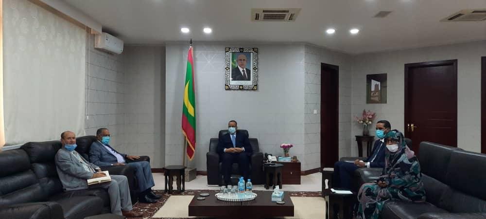 وزير الخارجية الموريتاني يعقد اجتماعا مع السفير الجزائري