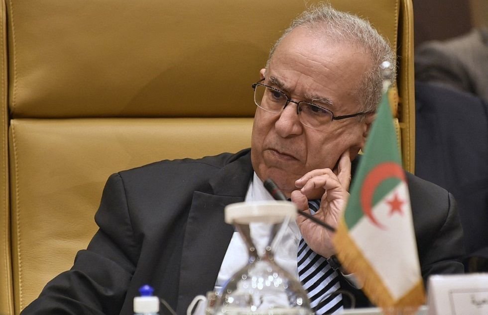 الجزائر : السوبرمان رمطان العمامرة يحل بمصر ، وتحركات مكثفة خوفاً من فشل القمة العربية