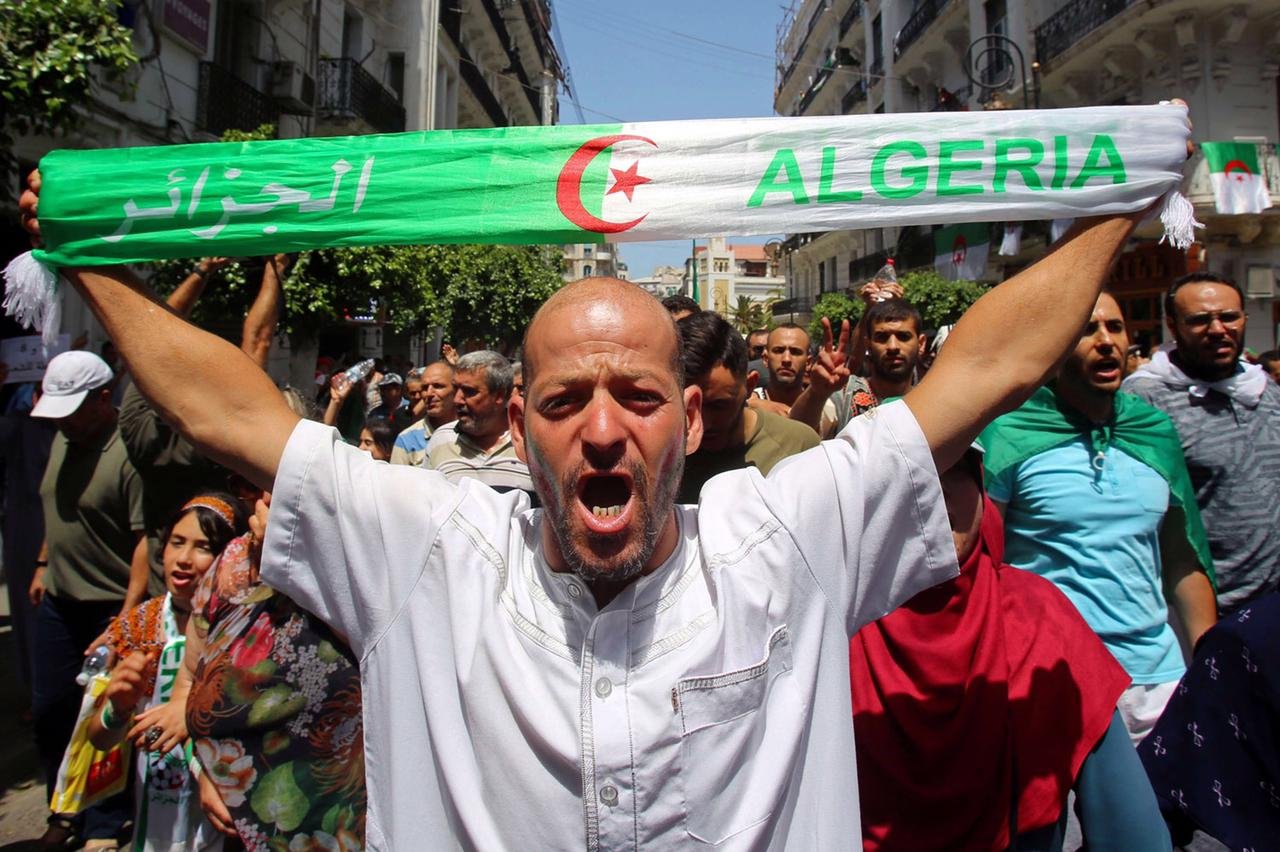 تدهور الوضع المعيشي و ندرة المواد الأساسية تنذر بانتفاضة جوع في الجزائر