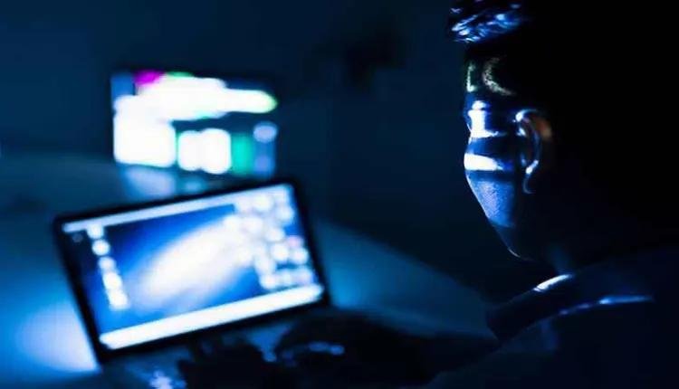 توقيف أربع أشخاص يبتزون أجانب من دول خليجية بصور إباحية