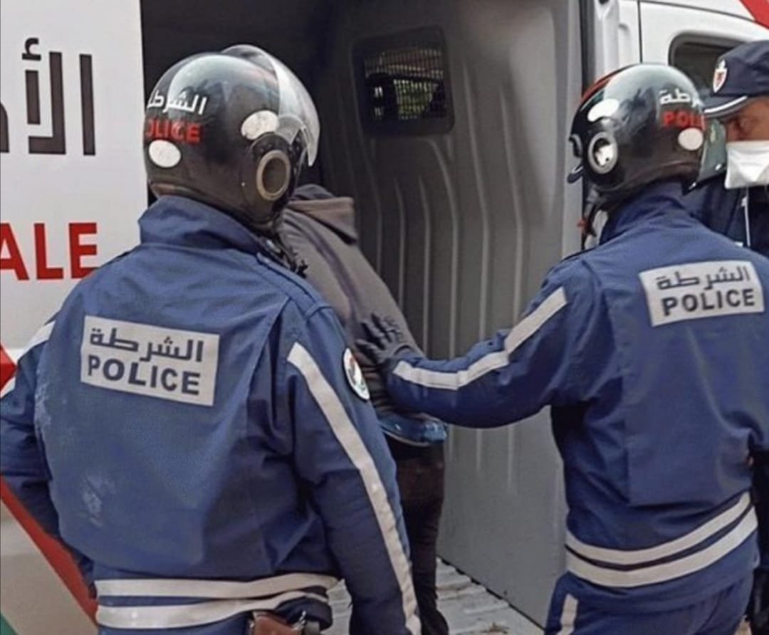 إلقاء القبض على شخص متورط في عملية سرقة تحت التهديد بواسطة السلاح الابيض