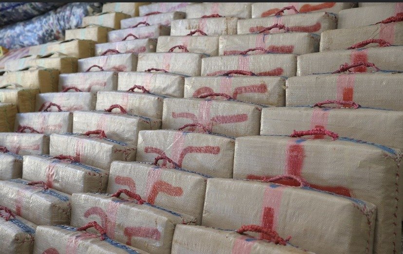 توقيف خمسة أشخاص يشتبه في ارتباطهم بشبكة إجرامية تنشط في التهريب الدولي للمخدرات وحجز 8.8 أطنان من مخدر الشيرا