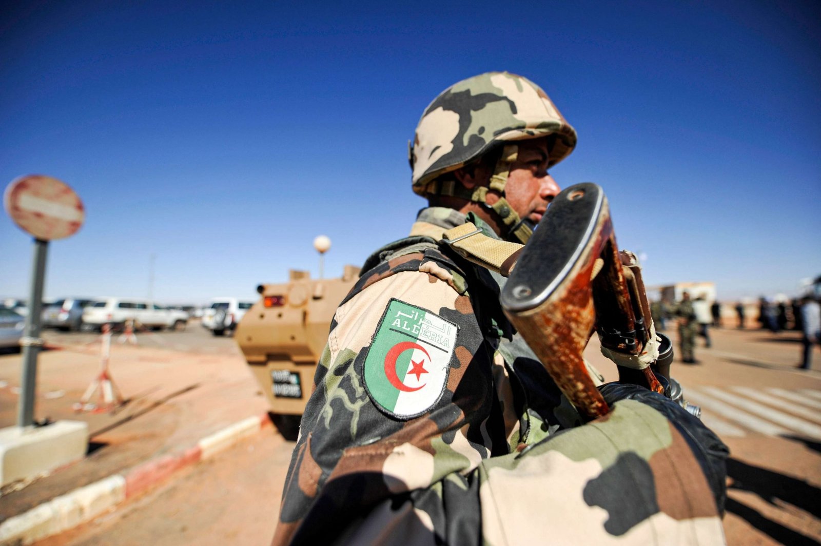 الجيش الجزائري يقوم بمناورات عسكرية على الحدود مع المغرب