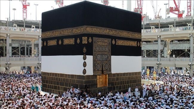 الكعبة تتزين لرمضان مختلف.. 700 كلغ من الحرير الخام و120 كلغ من أسلاك الفضة والذهب