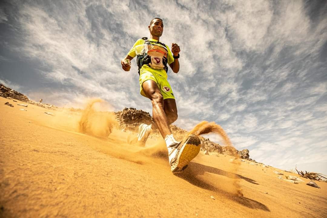 ماراطون الرمال: تراجع مفاجئ لرشيد المرابطي وٱنا كوميت تحافظ على الصدارة