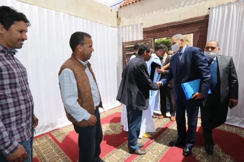 والي جهة العيون عبد السلام بكرات يُعزي في وفاة المرحوم بشّر ولد حيدار