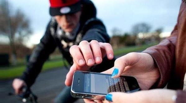 قناة مغربية تكشف عن ظاهرة السرقة باستعمال السلاح الأبيض بشوارع مدينة الدار البيضاء