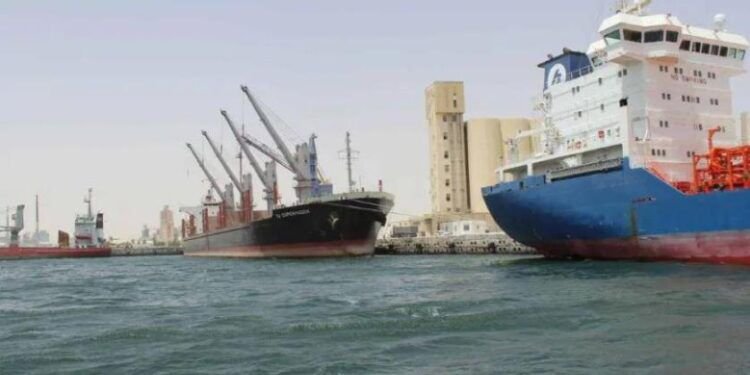 غرق سفينة تقل 750 طنا من الوقود قبالة سواحل تونس