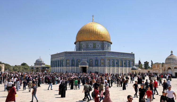 60 ألف مصل أدوا صلاة الجمعة بالمسجد الأقصى رغم التشديدات الإسرائيلية