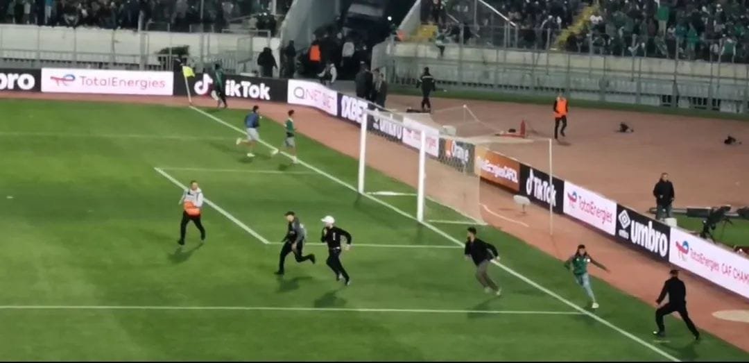 جماهير الرجاء تقتحم ملعب مركب محمد الخامس قبل مواجهة الأهلي