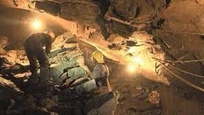 إندونيسيا.. مصرع 12 عاملة في انهيار أرضي بمنجم للذهب