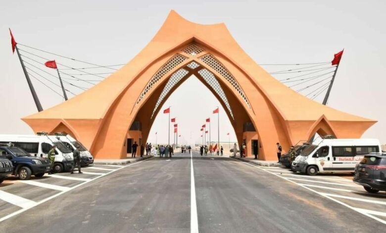 المدخل الجديد لمدينة العيون “طريق السمارة” يزدان بمعلمة على شكل خيمة