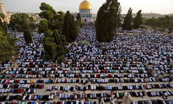 أزيد من 200 ألف فلسطيني يؤدون صلاة عيد الفطر بالمسجد الأقصى