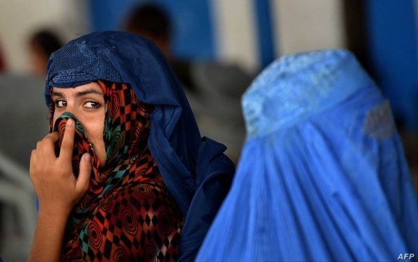 حركة طالبان تأمر النساء بارتداء البرقع في الأماكن العامة