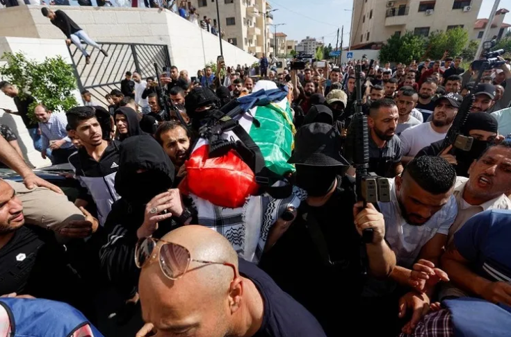 بالصور..تشييع جنازة الصحفية شرين أبوعاقلة