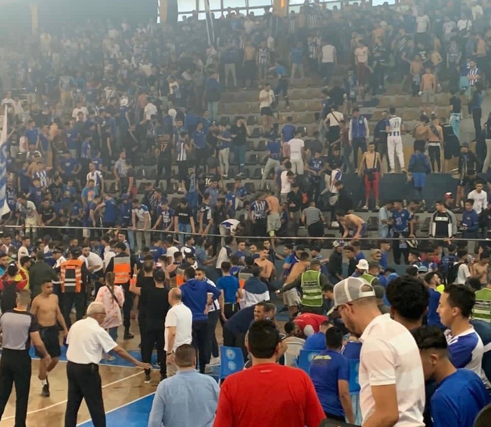 عاجل ..بطولة كرة السلة.. تدافع في مباراة اتحاد طنجة والجيش وأنباء عن إصابة 14 شخصا..التفاصيل