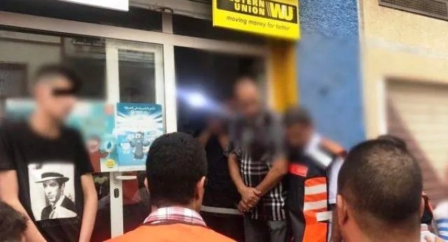 خطير..لِص حاول سرقة وكالة بنكية بمدينة العيون وقَضِيّة فِيها سِلاح الأبيض..أُو هاشْنُوا وْقّعْ..