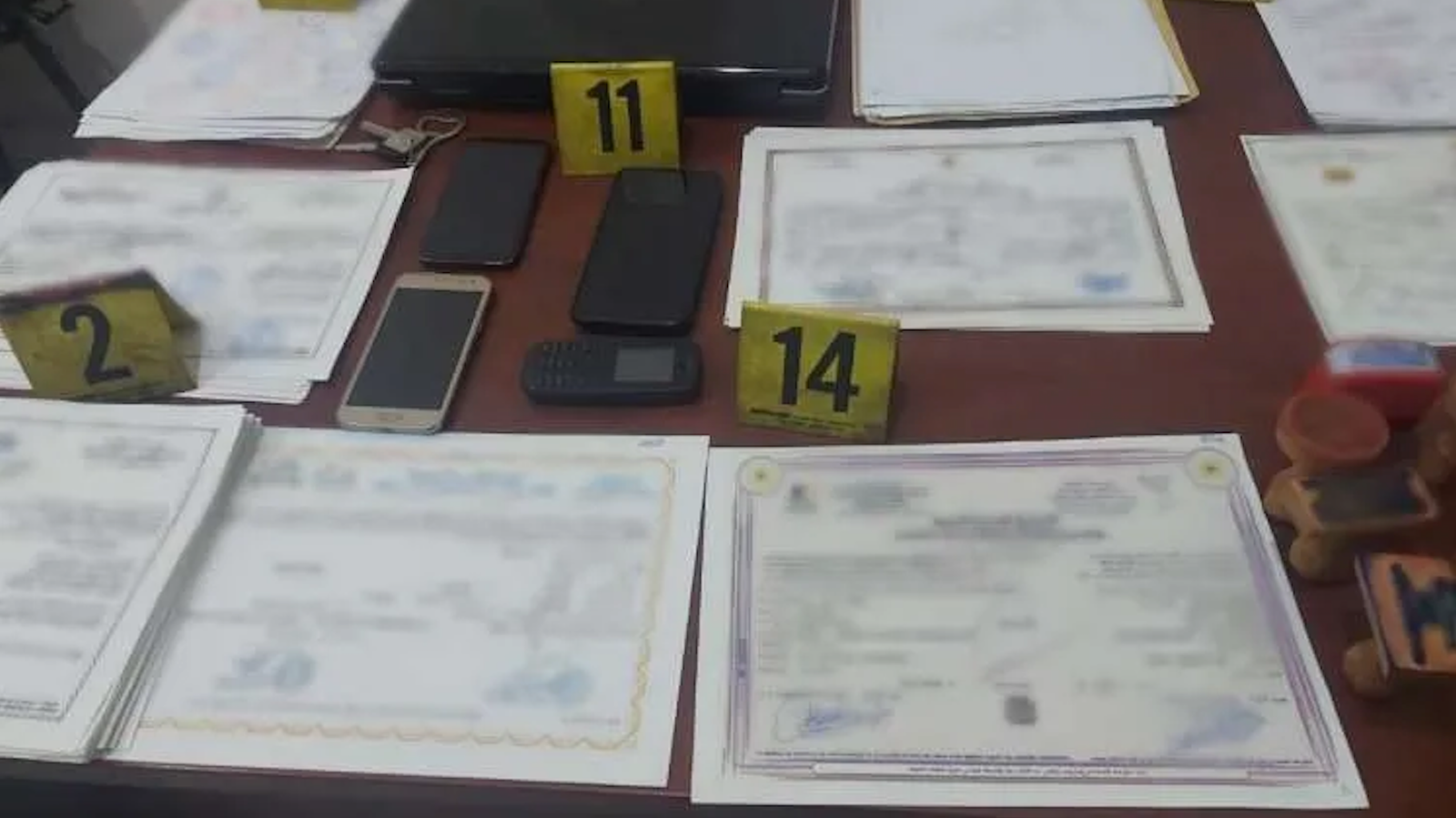 أكادير.. تزوير النقط ودبلومات دراسية يسقط شخصين في قبضة الأمن