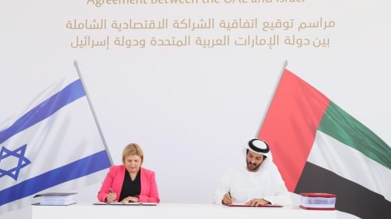 إسرائيل توقع مع الإمارات اتفاقية للتجارة الحرة هي الأولى مع دولة عربية