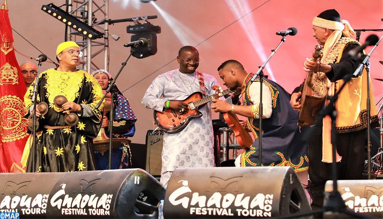 مهرجان كناوة بالصويرة .. تلاق ماتع بين المعلم الكناوي عبد السلام عليكان والمالي فيو فاركا توري والفنان الأمازيغي عزيز أزوس