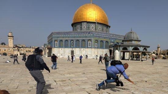 اندلاع مواجهات داخل المسجد الأقصى مع اقتحامات كبيرة للمستوطنين