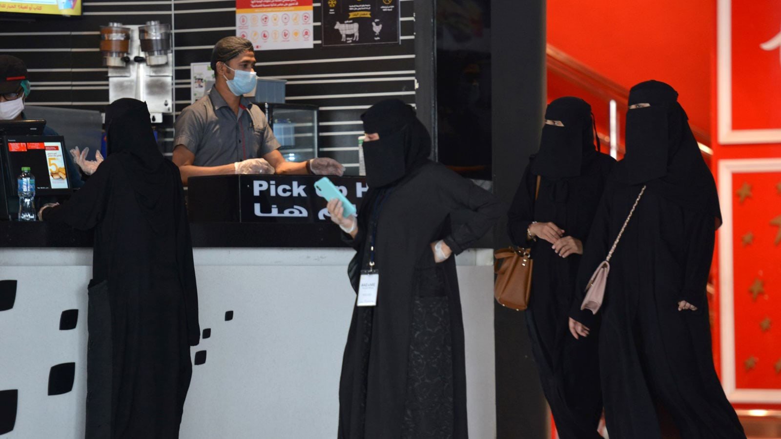 السعودية.. إلغاء إلزامية تغطية شعر المرأة في البطاقة