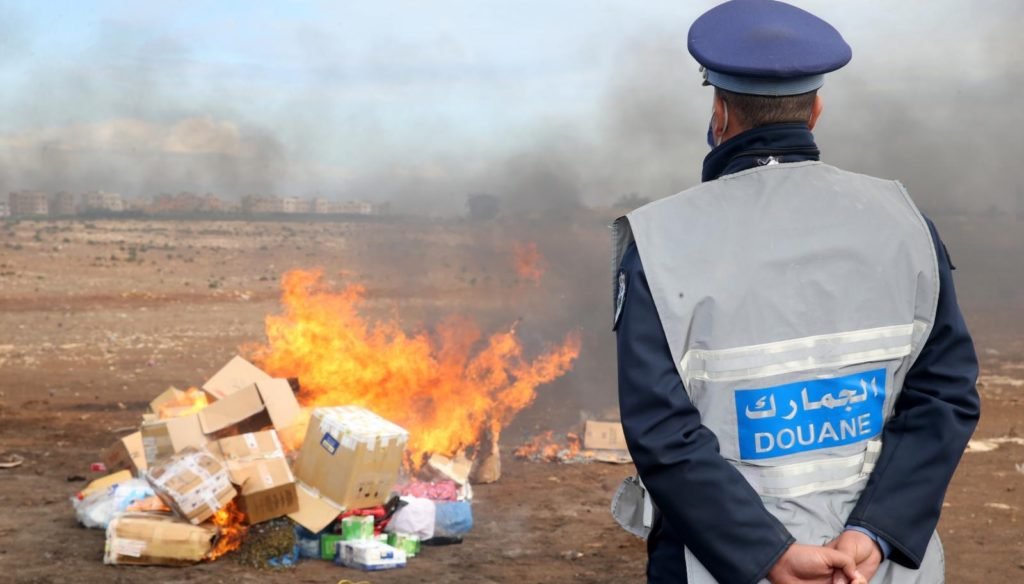 الداخلة… إتلاف كمية مهمة من المخدرات والمواد المهربة