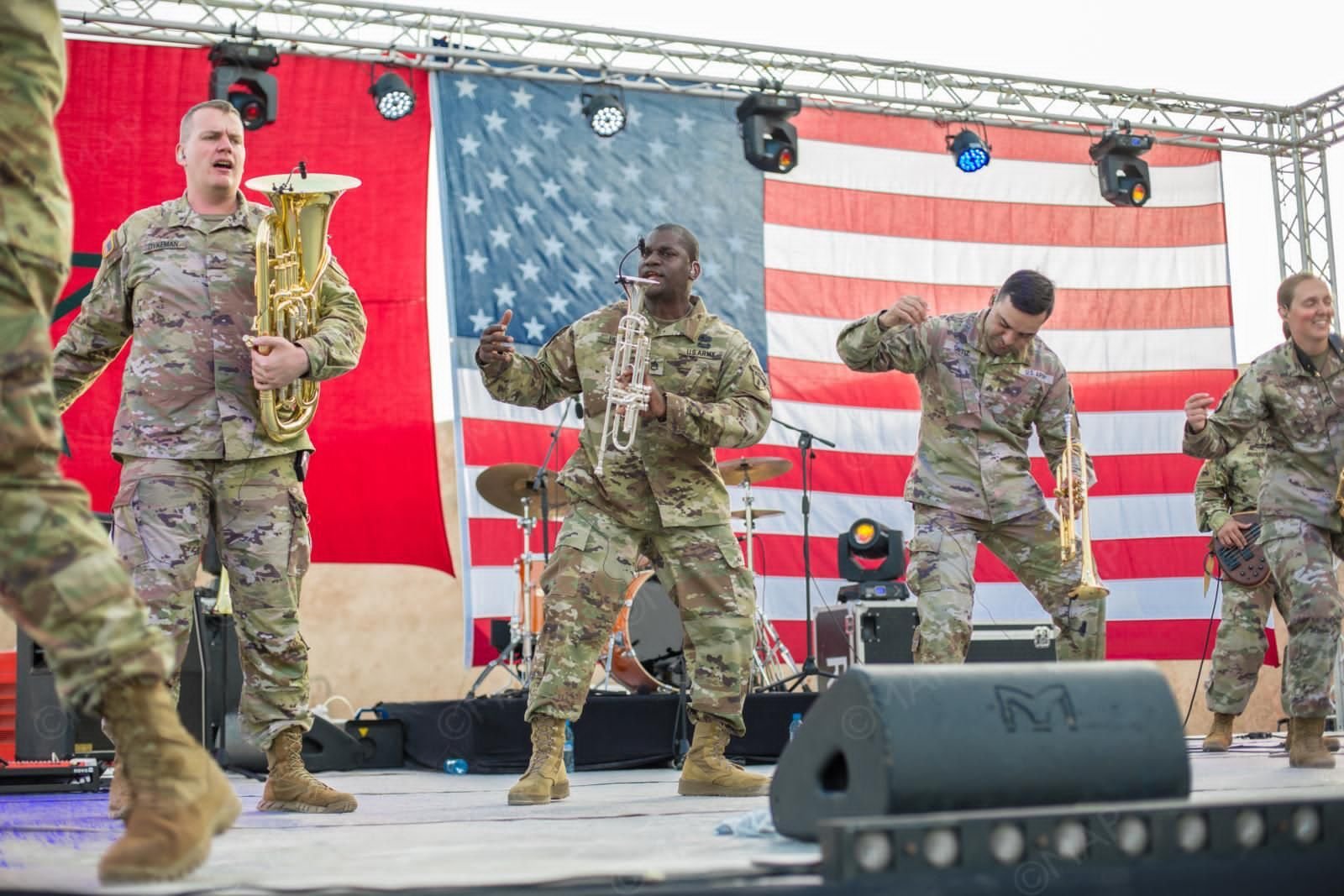 فرقة “فري غروف” الموسيقية للجيش الأمريكي تسافر بجمهور القنيطرة عبر أنغام “ستيفي وندر”