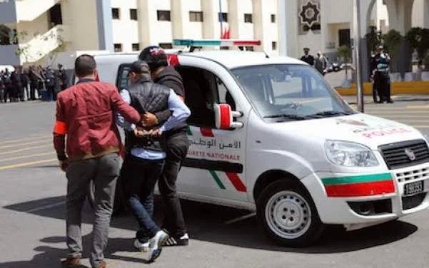 شيكات ودعارة تقود شرطي وزميله الى الاعتقال