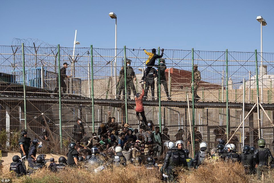 القضاء يلاحق 65 مهاجرا بتهم ثقيلة عقب أحداث مليلية