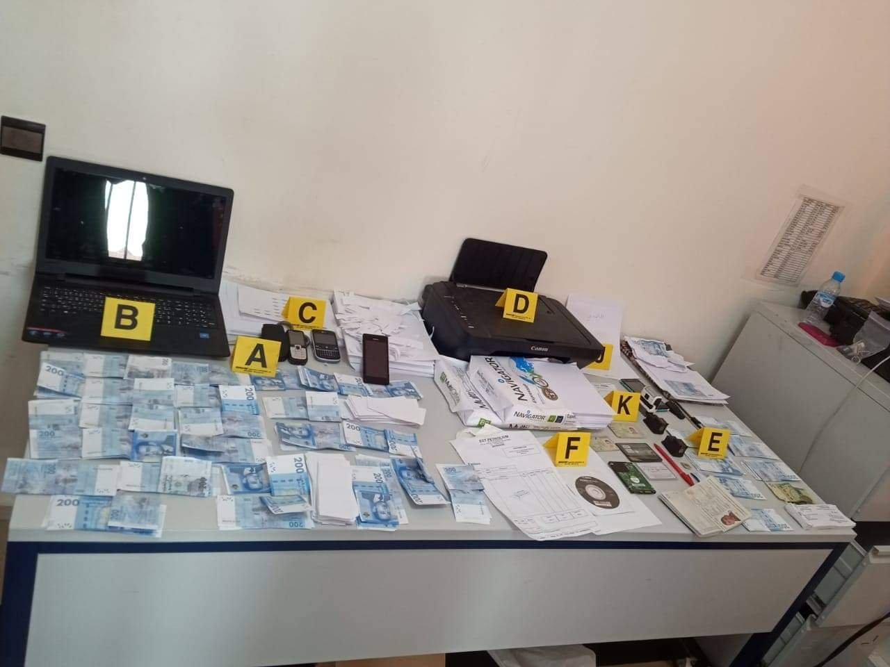 مكناس.. تفكيك عصابة بتهمة تزوير أوراق السيارات وترويج المخدرات