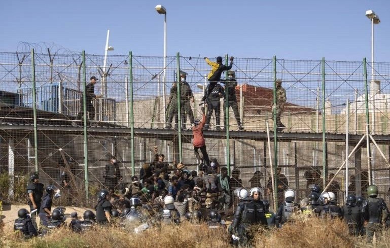 الصحافة الجنوب أمريكية تفضح المتورطين في هجوم مهاجربن على السياج الفاصل بين الناظور ومليلية