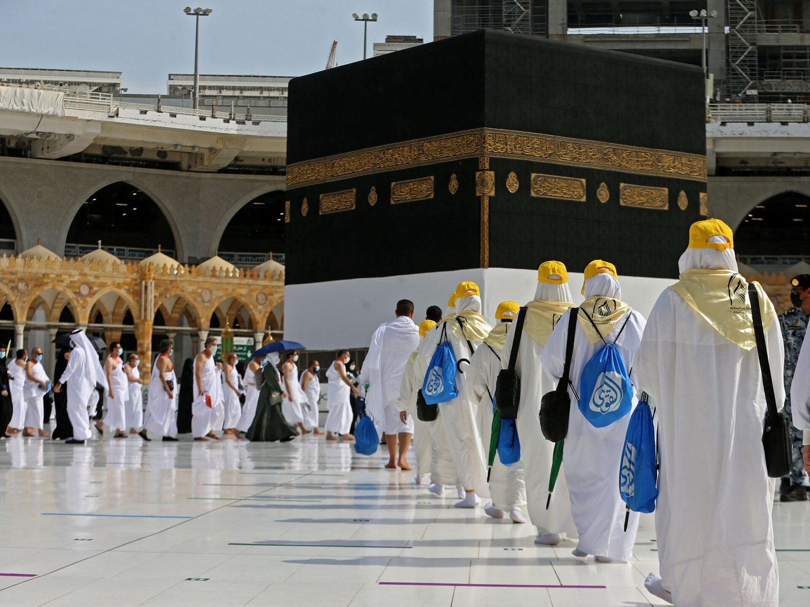 حقيقة فتح باب الكعبة أمس أمام المصلين