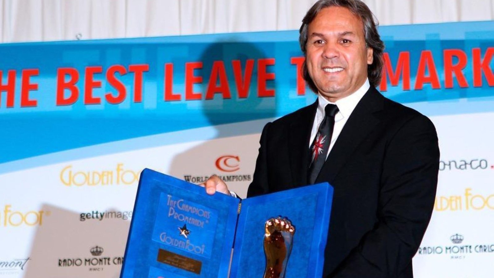 لاعبان جزائريان يرفضان حضور حفل ”الكاف” بحجة تنظيمه في الرباط