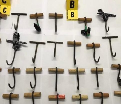 توقيف مخزني متورط ببيع الخطافات لمهاجرين سريين