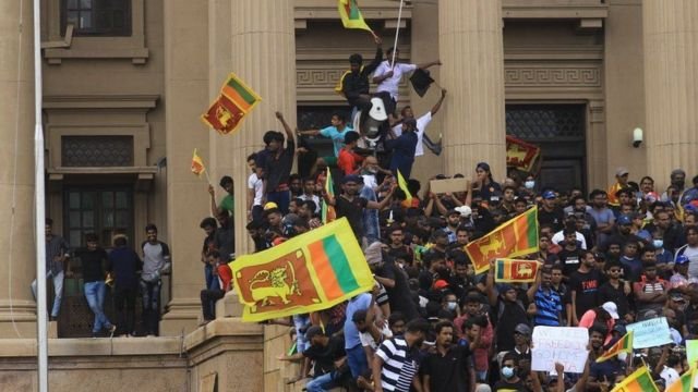 الرئيس السريلانكي يفر إلى المالديف وفوضى تعم البلاد…
